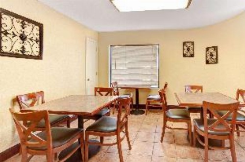 Days Inn by Wyndham Kissimmee West image 5