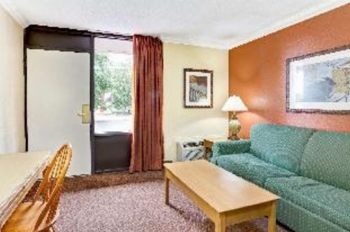 Days Inn by Wyndham Kissimmee West image 6